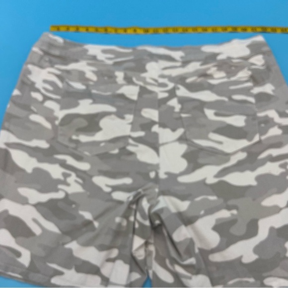 Democracy Gray Camo Women's Hi-Rise Shorts Size 24W - Picture 4 of 11